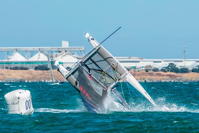 Day 3 – Claire Campbell and James Moeller capsize - Viper World Championships © Tom Smeaton